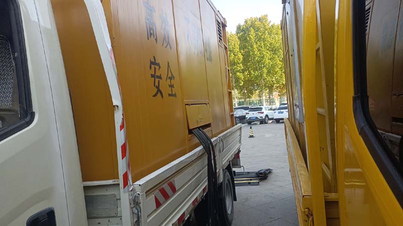 来宾如何判断柴油发电机组和UPS电源的切换时间是否符合要求？