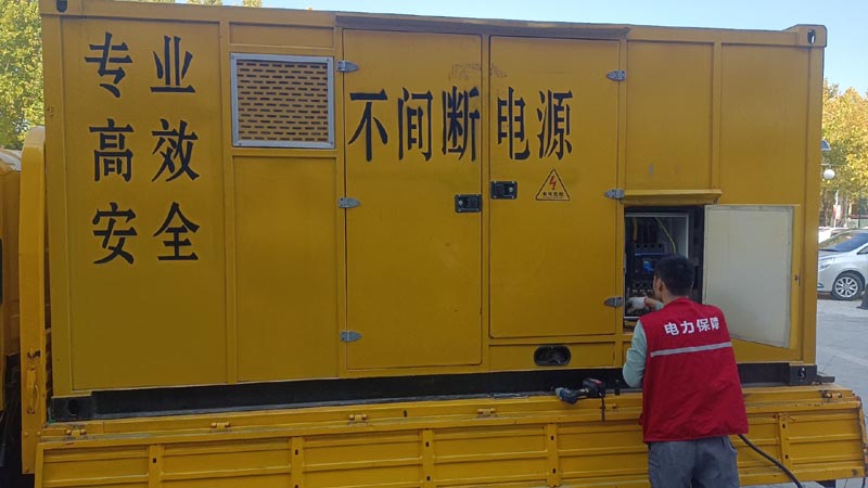 来宾柴油发电机组和UPS电源配合使用时，如何避免切换过程中的电力中断？